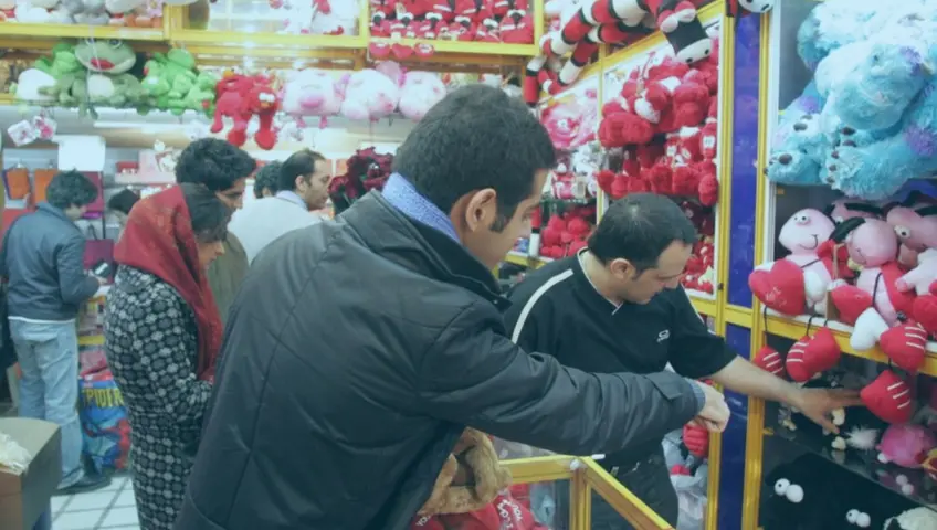 Poll: Valentine's Day Gifting Declines in Iran